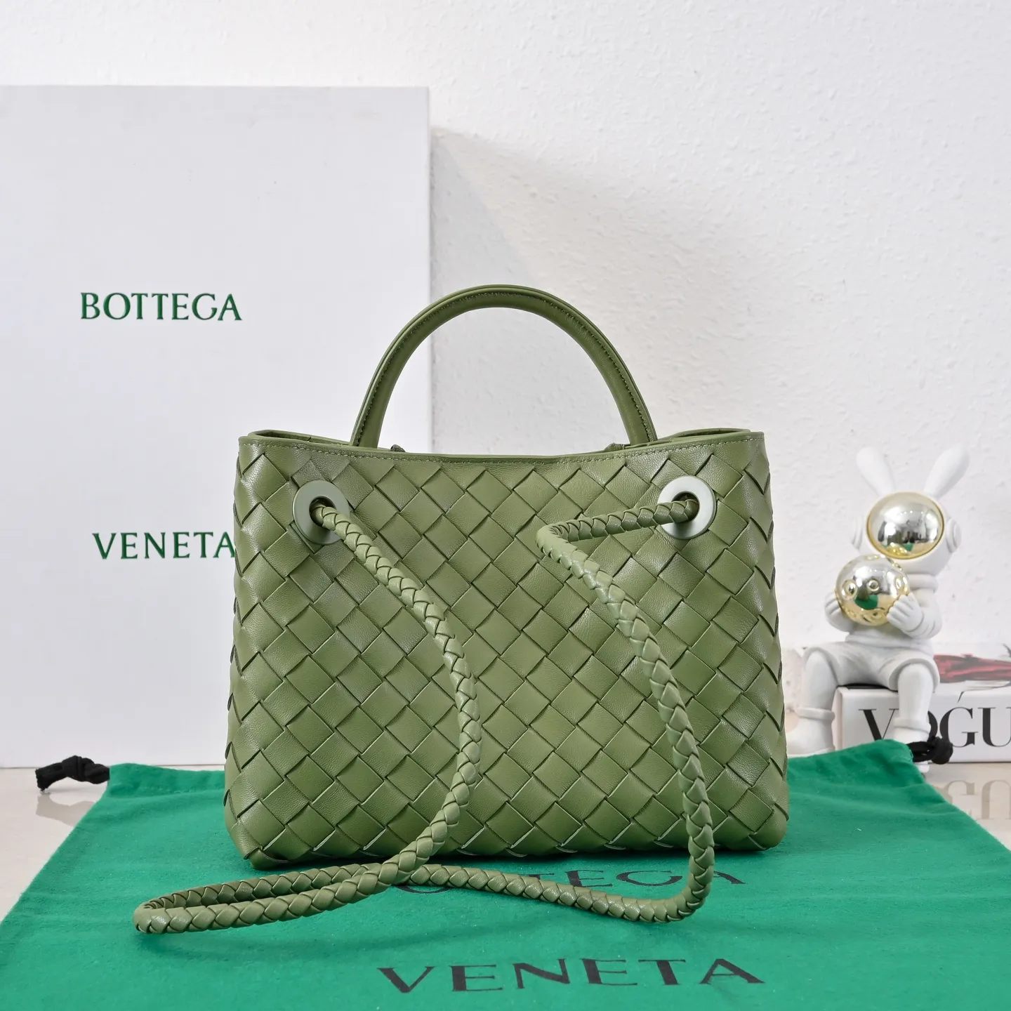 Batch 1860 B's 2023 spring and summer new style continues the brand's woven pattern style with detailed metal knot switch buckles. This time, the shoulder straps are also made into tube weaves, showing different craftsmanship. The carrying method is versatile to create more different styles. Intrecciato woven leather small handbag, equipped with sliding crossbody strap. Internal compartments, including 1 zipper pocket and 2 open pockets. Magnetic buckle closure. Size: 25*20*10cm Model: 7463#